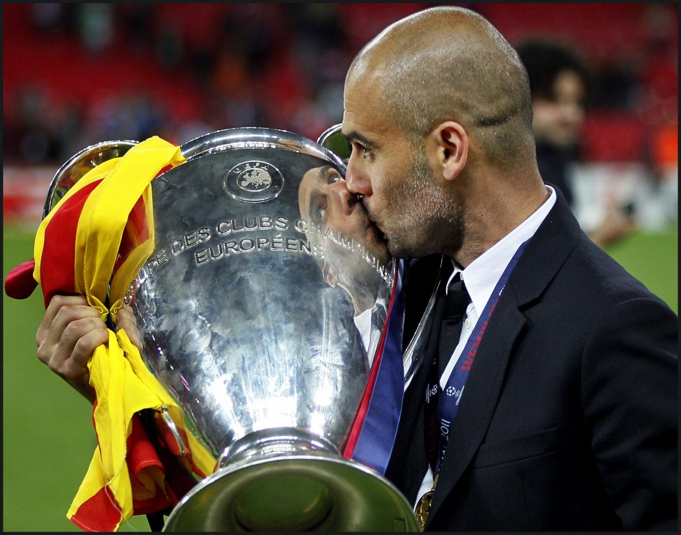 Josep Guardiola kuste de trofee tijdens de UEFA Champions League-finale tussen FC Barcelona en Manchester United FC