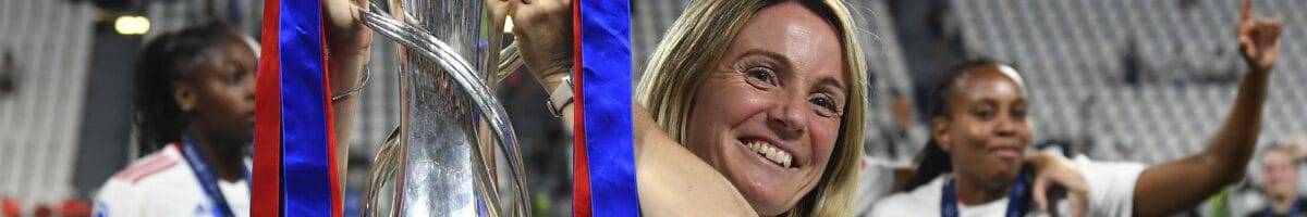 Finale de la Ligue des champions féminine, paris sur le footballDescription: Sonia Bompastor, entraîneur de l'Olympique Lyonnais, tient le trophée à la fin du match de la Ligue des champions contre Barcelone.