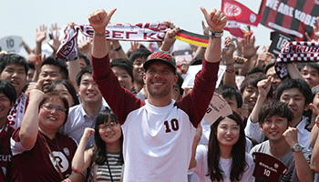 Podolski in Japan gefeiert: Die J-League hofft auf einen neuen Boom