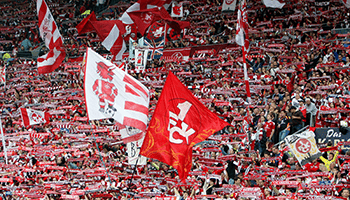 Kaiserslautern - Dynamo Dresden: Traditionsmannschaften kämpfen um Liga 2