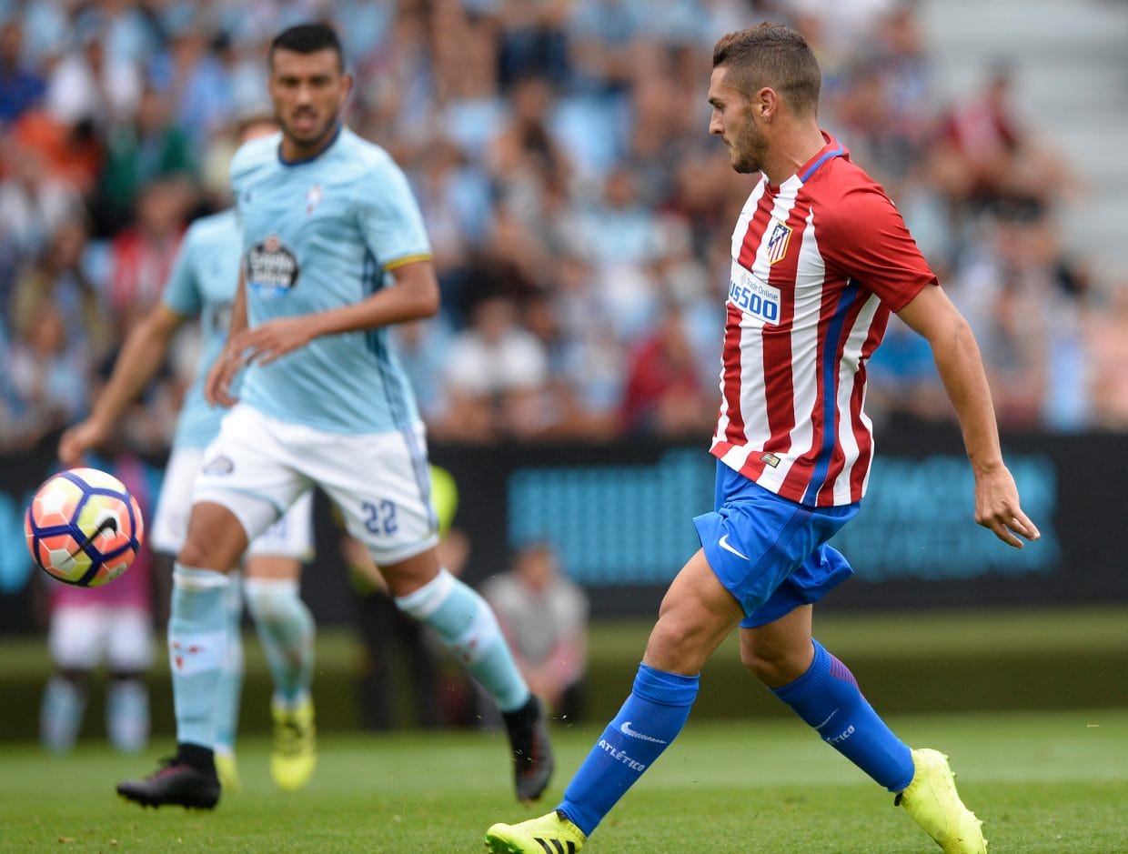 Koke da un pase durante el Celta-Atlético de Madrid.