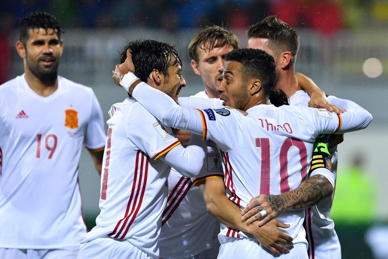 Los jugadores de España celebran un gol ante Albania.
