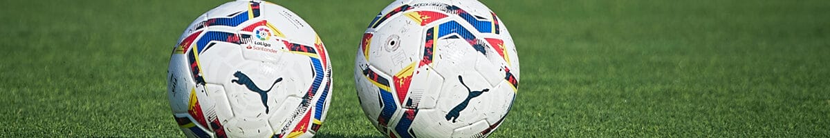 Imagen de dos pelotas con las que se juega en LaLiga en el estadio del Atlético de Madrid.