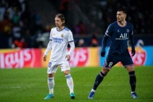 PARIS, FRANCE - FEBRUARY 15: Luka Modric of Real Madrid and Leandro Paredes of PSG during the UEFA Champions League Round of Sixteen Leg One match bet