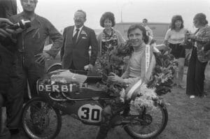 Espanol: Angel Nieto con la Derbi 50cc in Assen, 1972 The Spanish motorcycle driver Angel Nieto wins in the 50cc class on his Derbi;