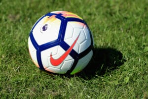 Premier League Kicks - Lanzamiento del balón Nike Order V Premier League Game