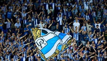 Los aficionados del Deportivo Alavés animan a su equipo