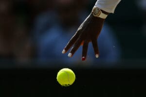 Cerca de la mano de Serena Williams en Wimbledon, Londres, Gran Bretaña, Reino Unido.