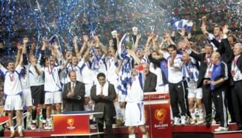 EURO 2004: Πώς ήταν ο κόσμος όταν η Ελλάδα κατέκτησε την ποδοσφαιρική Ευρώπη;