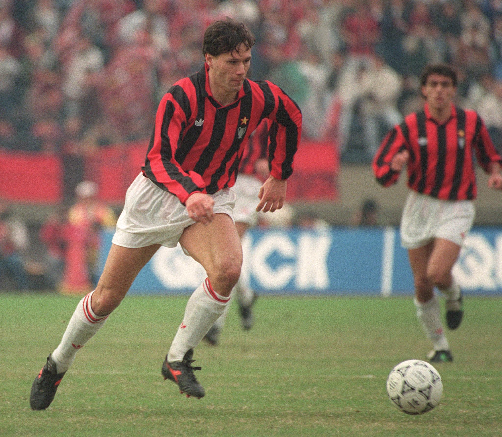 TOKYO, JAPAN: AC Milan's Dutch forward Marco Van Basten dribbles upfield, 09 December 1990 in Tokyo, during the Toyota Cup final between the European champion, Milan, and the South American champion, Olimpia. (Photo credit should read TOSHIFUMI KITAMURA/AFP/Getty Images)