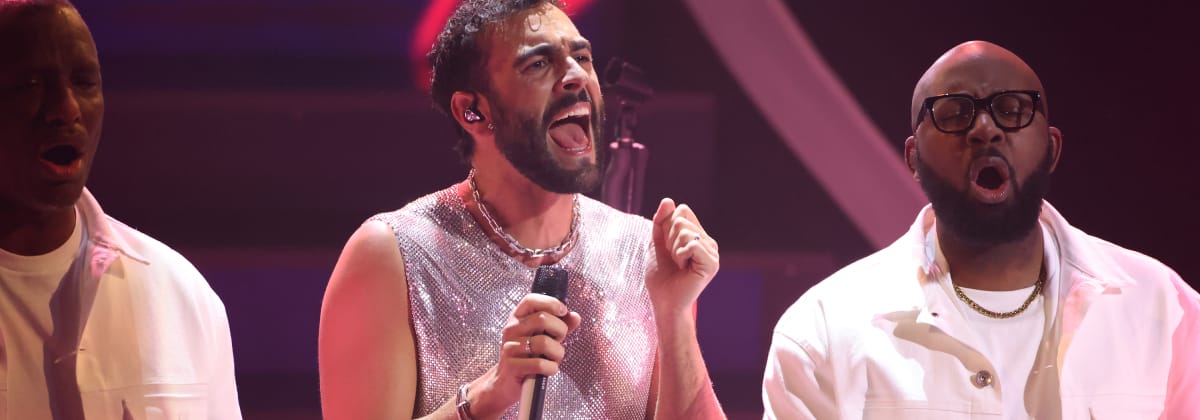 immagine di Marco Mengoni che canta per Sanremo 2023